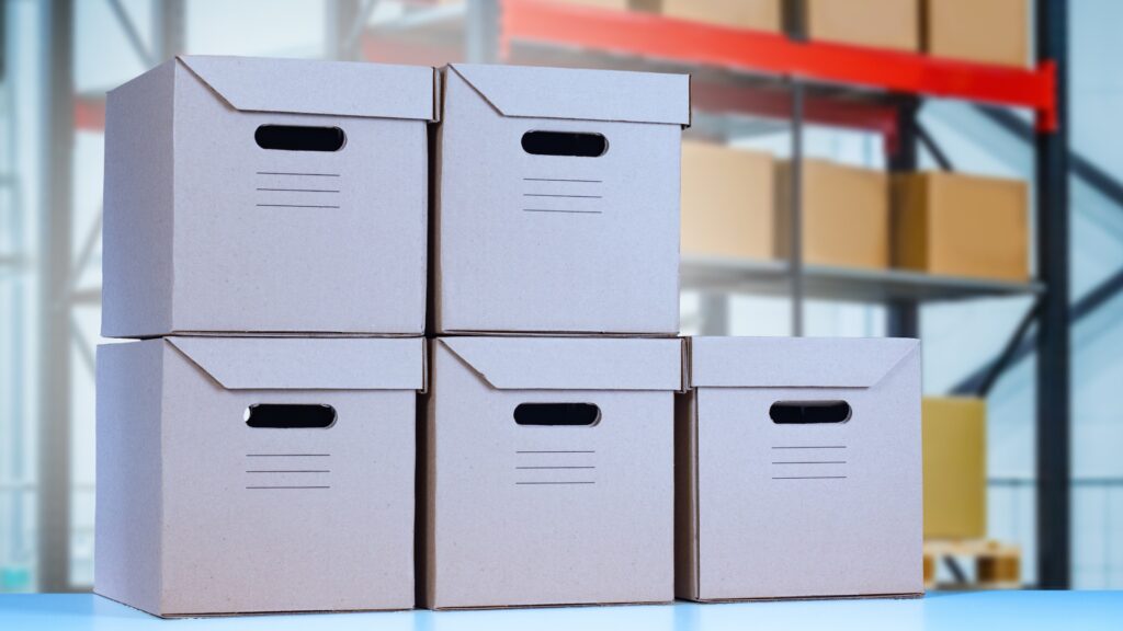 Pappkartons auf dem Hintergrund von Lagerregalen. Box für Papierarchive. Professionelle Lagerung von Dokumenten. Aufbewahrung von Geschäftspapieren von Firmen. Das Konzept der Lagerung.